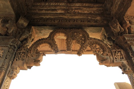 Closer view of the stone garland caarved from a single block of stone and stretching across from the mouths of the Magaras, with little celestial winged angels signifying connection to heaven